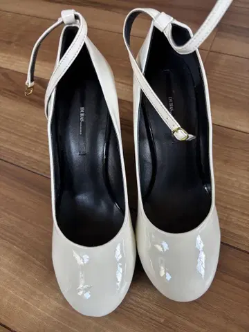 DURAS 화이트 웨지힐 펌프스
