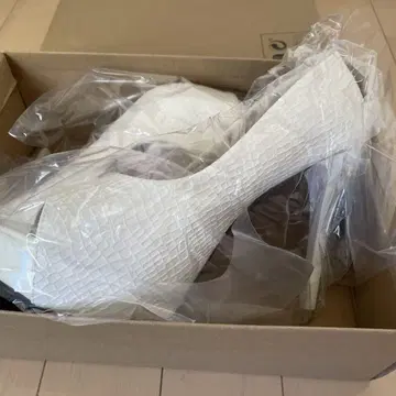 화이트 악어 엠보싱 하이힐