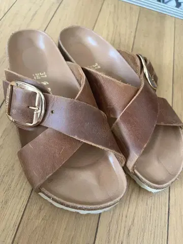 BIRKENSTOCK 브라운 크로스 스트랩 샌들 37