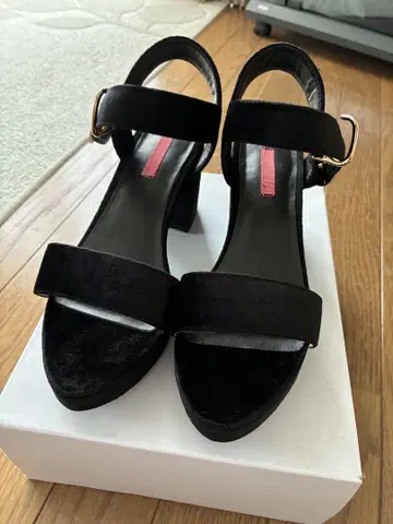 미사용 새상품 퍼 블랙 샌들