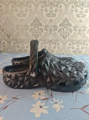 crocs 지오메트릭 블랙 샌들