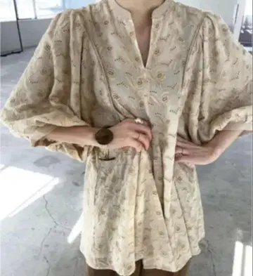 CLANE 클라네 플라워 레이스 아치 라인 블라우스