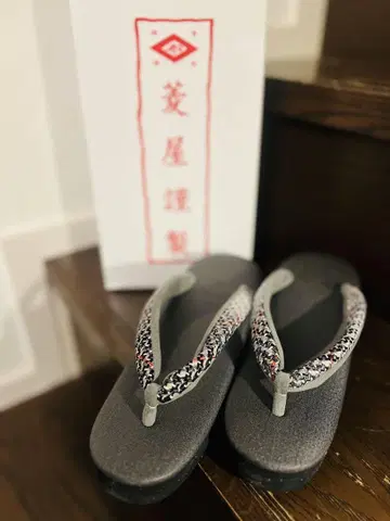 카렌 블로쏘 M 조리 그레이와 블랙 꽃무늬 하나오 박스 포함
