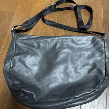캠퍼 차콜 또는 그레이 가죽 숄더백