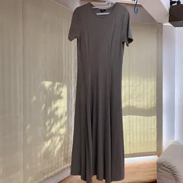 카키 반팔 티셔츠 원피스 플레어