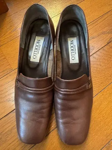 MODELLO 브라운 로퍼 낮은 힐
