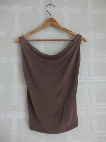 새상품 Peachy den 오프숄더 탱크탑 The Kylie Top