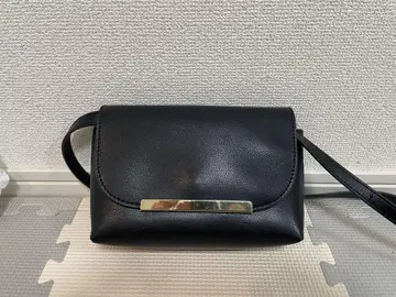 검은색 플랩 숄더백