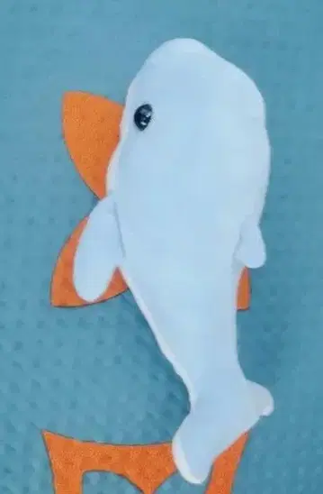 물고기 모양과 고래 모양의 봉제 인형