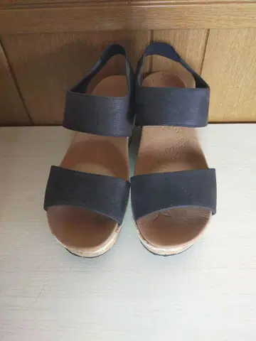 스케쳐스 블랙 코르크 밑창 스트랩 샌들