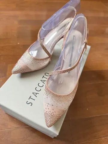 STACCATO 베이지 비쥬 장식 하이힐