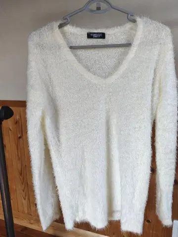 TORNADO MART V넥 화이트 스웨터