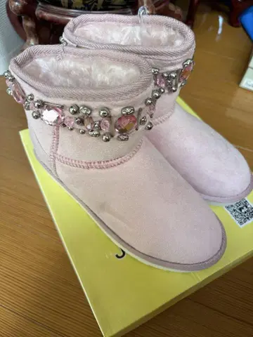 비쥬 장식 핑크 숏부츠 어그 부츠