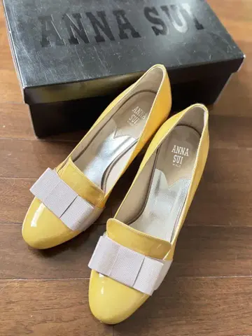 ANNA SUI 리본 달린 에나멜 펌프스 연휴 1000엔 할인
