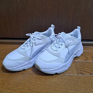 PUMA 화이트 스니커즈