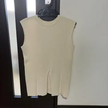 아이보리 슬리브리스 리브 니트