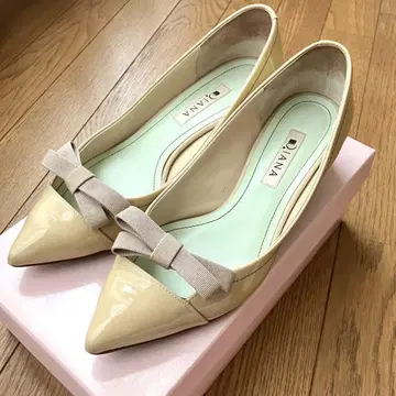 DIANA 베이지 리본 펌프스