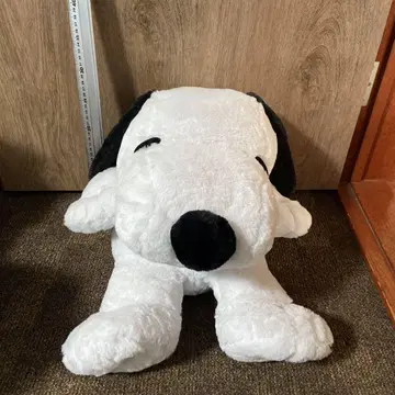 스누피 봉제 인형 엎드린 모습