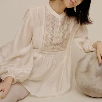 릴리 브라운 튤립 자수 시어 블라우스 소매 레이스 차이나 버튼 긴팔