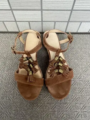 JIMMY CHOO 브라운 프린지 샌들