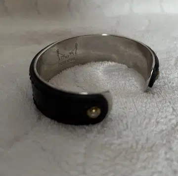 Henri Bendel 헨리벤델 블랙 가죽 오픈 뱅글
