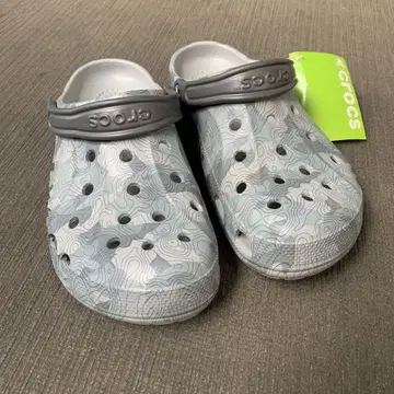 Crocs Baya Graphic 클로그 샌들 그레이 계열 지형 무늬