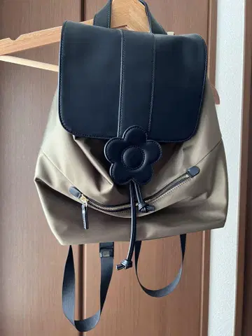 MARY QUANT 플라워 모티브 백팩 카키