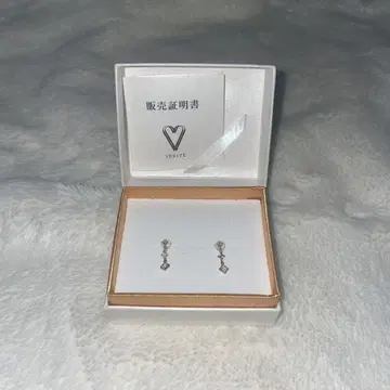 VERITE 다이아몬드형 귀걸이