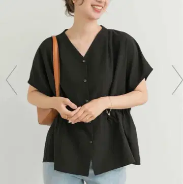 새상품 어반 리서치 도어즈 V넥 허리 개더 블라우스 블랙