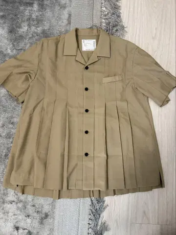 Sacai 베이지 플리츠 반팔 셔츠
