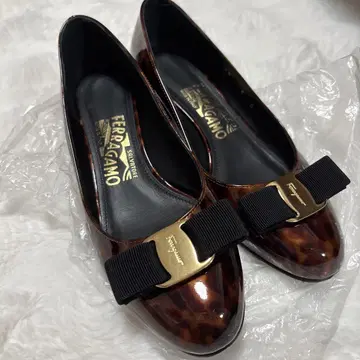 FERRAGAMO 브라운 리본 포함 펌프스
