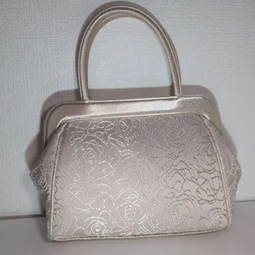 베이지 로즈 패턴 자수 핸드백