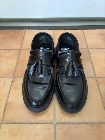 Dr. Martens 에이드리안