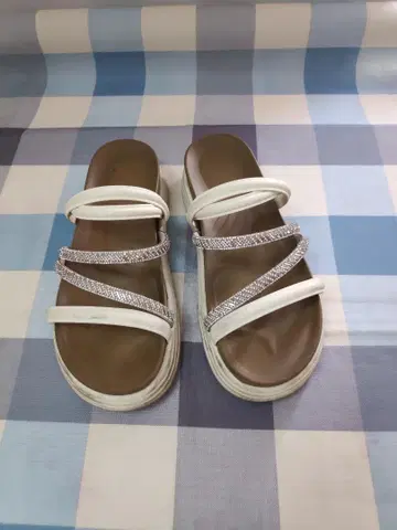 화이트 큐빅 슬라이드 샌들