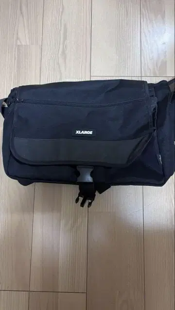 X-LARGE 메신저 백 블랙