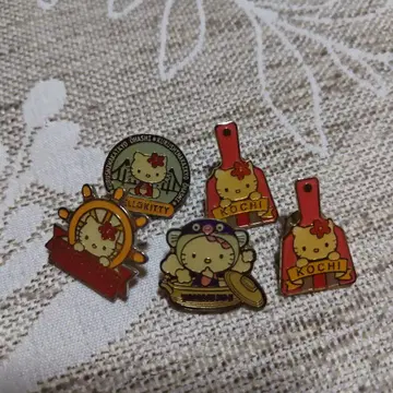 지역 한정 키티 핀배지