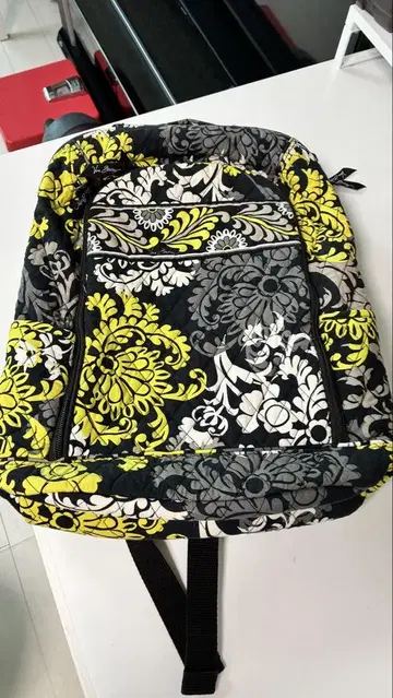Vera Bradley 꽃무늬 백팩 블랙과 옐로우 컬러