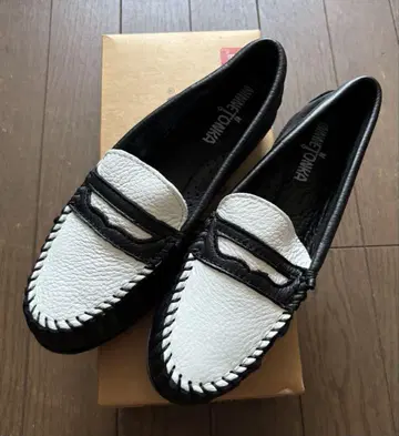 Minnetonka 가죽 모카신 화이트/블랙