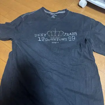 DKNY JEANS 다크 그레이 티셔츠