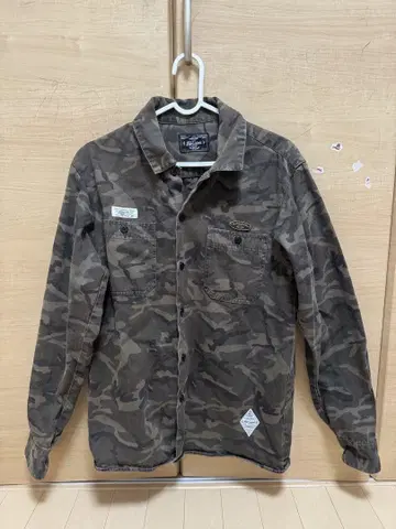 클라이미 카모 패턴 긴팔 셔츠 포켓 부착