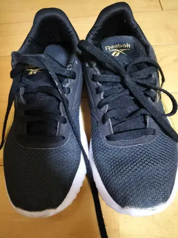 Reebok 블랙 스니커즈