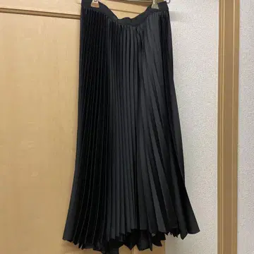 UNIQLO x Theory 블랙 플리츠 스커트 M 사이즈