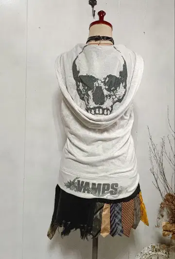 [구제 의류] Y2K VAMPS hide 슬리브리스 후드티 해골
