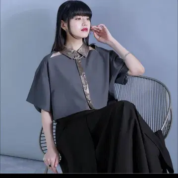 Ellno de Mavie 메탈 컬러 컷아웃 숏 셔츠