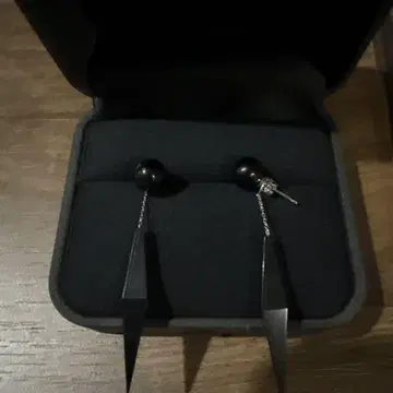 Victoria MII 블랙 번개 모양 귀걸이