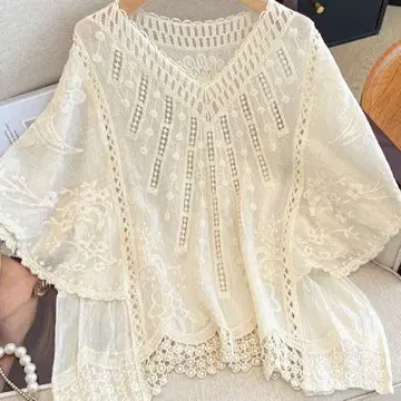 아이보리 자수 V넥 셔츠