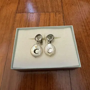 graey PEARL LETTER (EARRING) 펄 귀찌