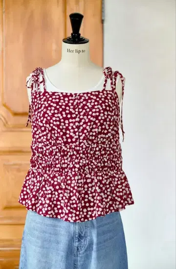 Her lip to Cherry Pattern Strap Top