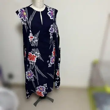 둥근 카라 슬리브리스 원피스