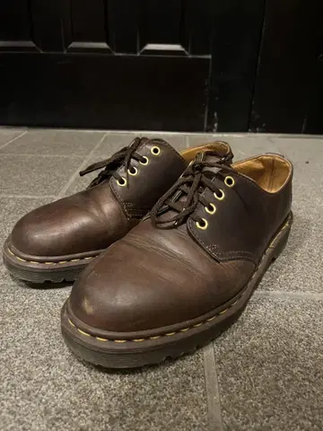Dr. Martens 브라운